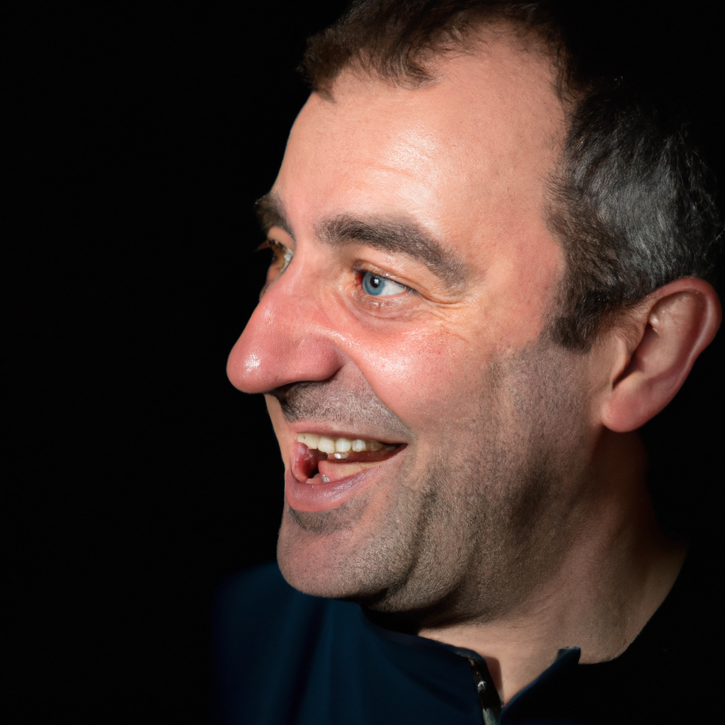 Responsable pédagogique homme, fond neutre, haute résolution